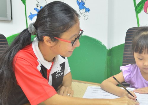学生在课室的桌旁阅读