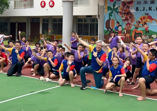 全班同学聆听前方的演讲者